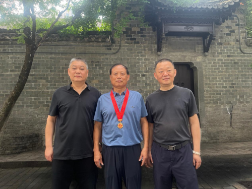 光荣在党五十年 薪火相传再出发